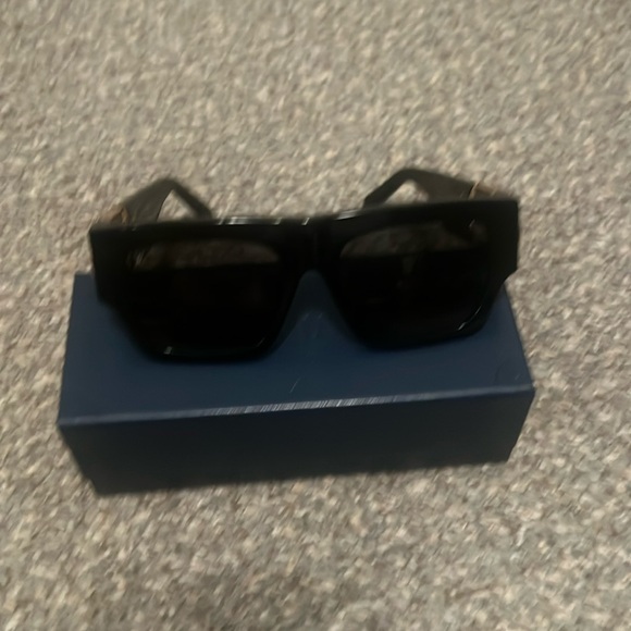Louis Vuitton link square sunglasses. - Picture 10 of 10